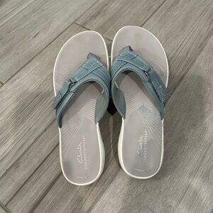 Clarks Cloudsteppers Light Blue Flip Flops size 8
